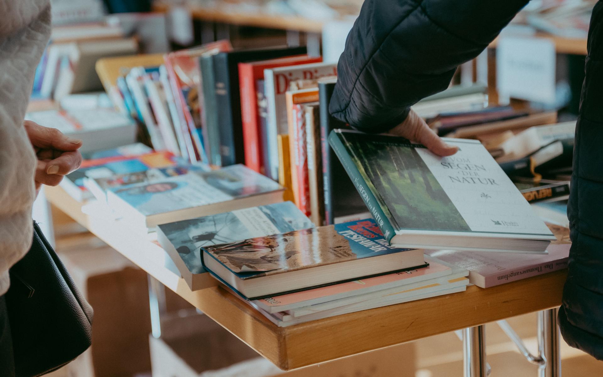 Büchertisch