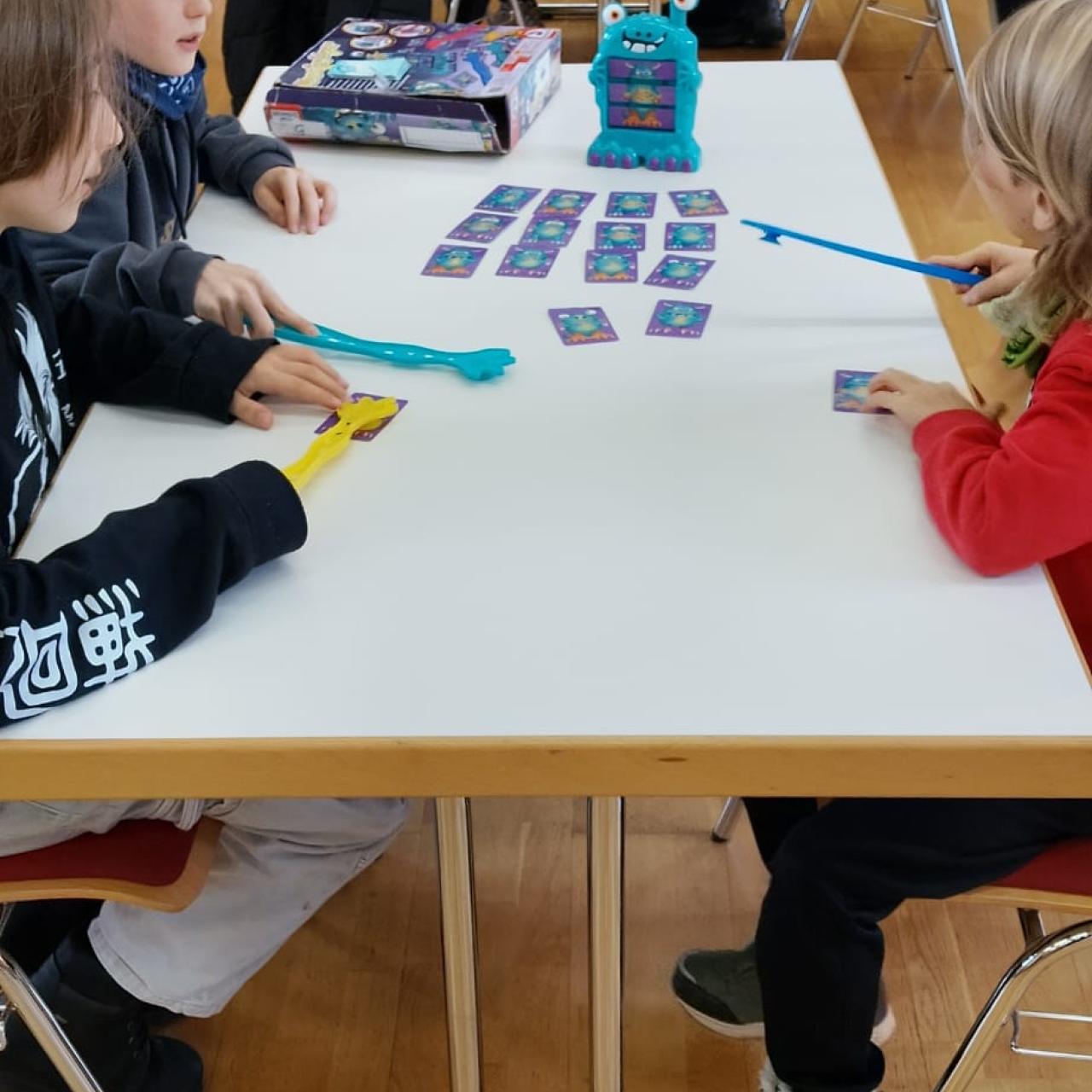 Kinder beim Spiele spielen